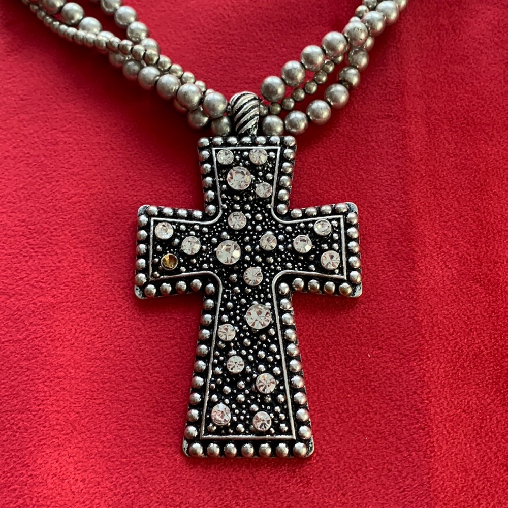 Women’s silver necklace with rhinestones.